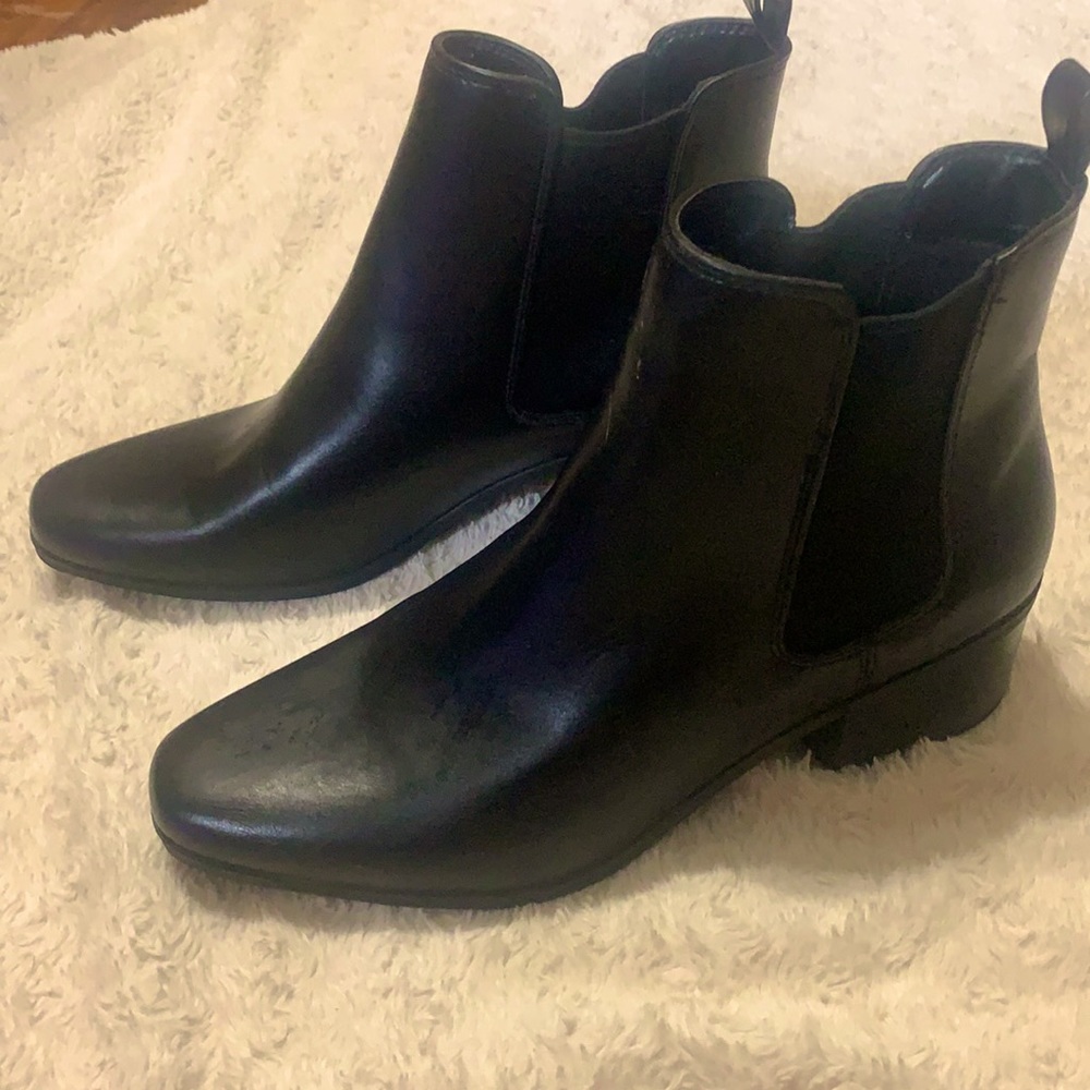 Size would be 11 ... I’m charging 40 $ super clean